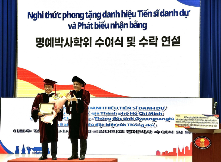 Ông Lee Cheol Woo nhận danh hiệu tiến sĩ danh dự Đại học Quốc gia TP.HCM - Ảnh: THẢO CHI