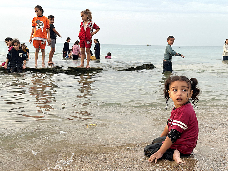 Trẻ em Palestine chơi đùa bên bãi biển ở trung tâm Gaza vào ngày 25-11, một ngày sau lệnh ngừng bắn giữa Israel - Hamas có hiệu lực - Ảnh: Reuters