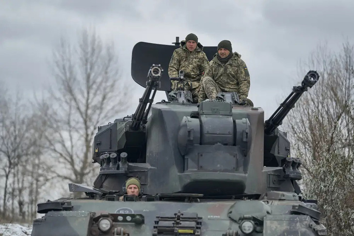 Các binh sĩ Ukraine trên chiếc xe tăng Gepard do Đức gửi đến Ukraine - Ảnh: BUSINESS INSIDER