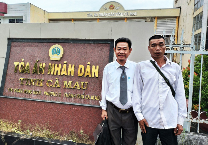 Ông Trung (bên phải) cùng luật sư bào chữa miễn phí cho mình - Ảnh: THANH HUYỀN