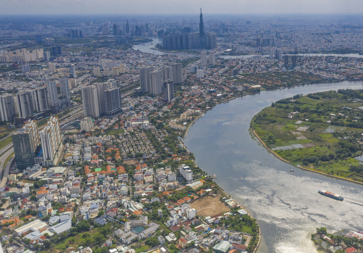Bờ sông Sài Gòn phía phường Thảo Điền có nhiều công trình xây dựng sát bờ sông - Ảnh: QUANG ĐỊNH