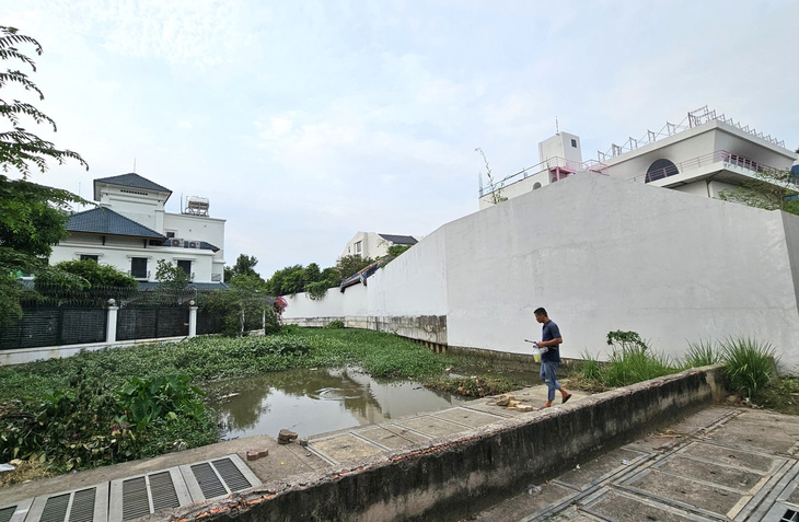 Rạch Ông Dí nối sông Sài Gòn phát sinh công trình xây dựng không phép lấn chiếm hành lang bảo vệ rạch và sông Sài Gòn - Ảnh: ÁI NHÂN