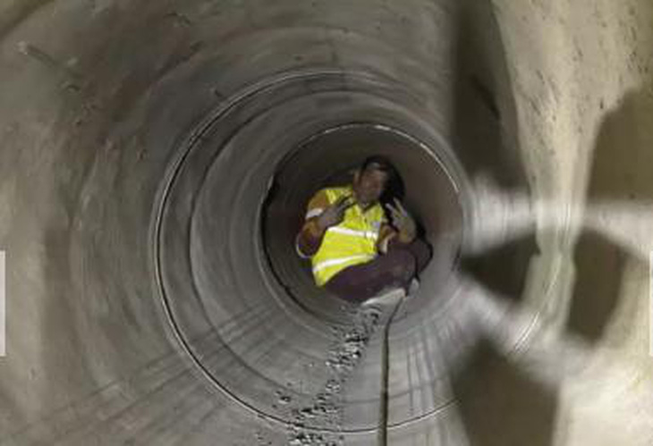 Đường ống thoát hiểm được đưa vào hầm - Ảnh: TIMES OF INDIA