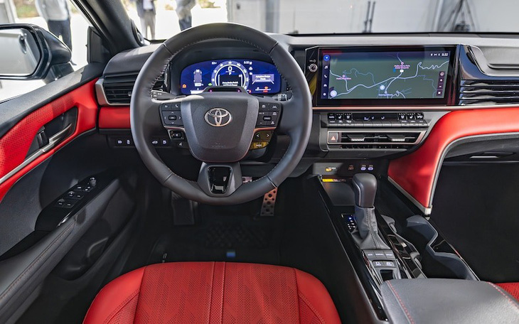 Báo Mỹ đánh giá Toyota Camry 2025: Ấn tượng nhưng không đột phá