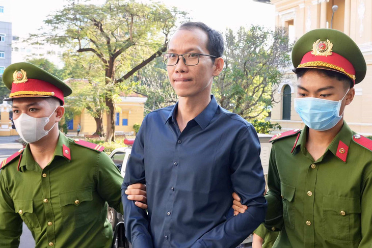 Nguyễn Văn Lợi (giám đốc Công ty TNHH TMDV Sản xuất Nguyễn Tâm) được dẫn giải đến tòa - Ảnh: HỮU HẠNH