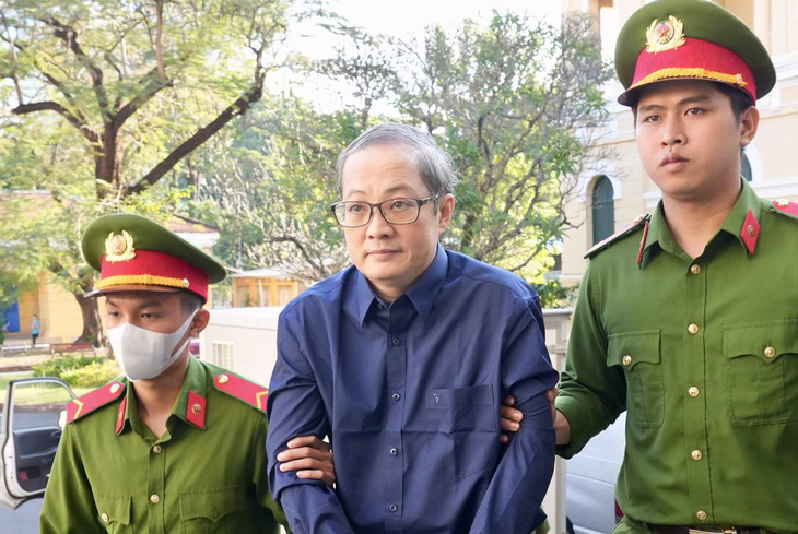 Bị cáo Nguyễn Minh Quân bị dẫn giải đến tòa sáng nay 29-11- Ảnh: HỮU HẠNH