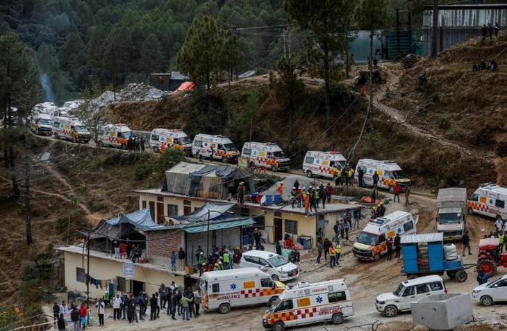 Hàng dài xe cứu thương chờ đón đưa các công nhân về bệnh viện - Ảnh: REUTERS