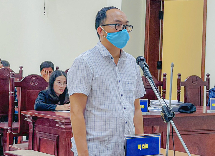 Cựu thiếu tá Hoàng Văn Minh, người lái xe hơi tông chết nữ sinh lớp 12 ở Ninh Thuận, tại phiên tòa sơ thẩm ngày 17-8 - Ảnh: V.T.