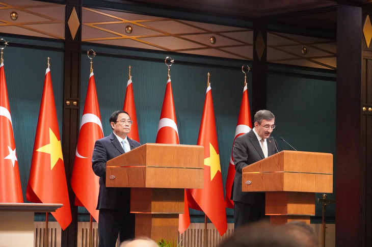 Thủ tướng Phạm Minh Chính và Phó tổng thống Thổ Nhĩ Kỳ chủ trì họp báo - Ảnh: NGỌC AN