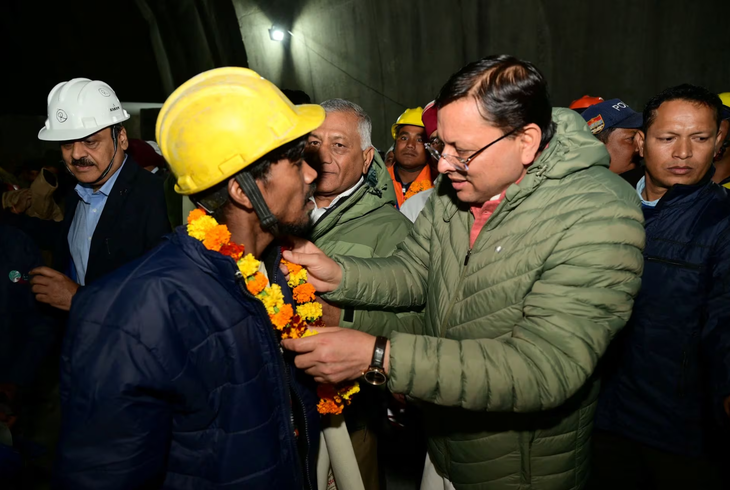 Ông Pushkar Singh Dhami, thủ hiến bang Uttarakhand, chào đón một công nhân được giải cứu khỏi đường hầm vào ngày 28-11-2023 - Ảnh: REUTERS