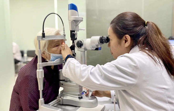 Bác sĩ Huỳnh Thị Bích Liễu - phó khoa mắt Bệnh viện Lê Văn Thịnh (TP.HCM) khám mắt cho bệnh nhân trưa 28-11 - Ảnh: XUÂN MAI