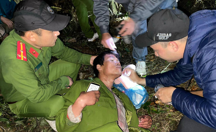 Lực lượng cứu hộ cứu nạn sơ cứu cho phi công dù lượn gặp nạn - Ảnh: Công an tỉnh Lai Châu