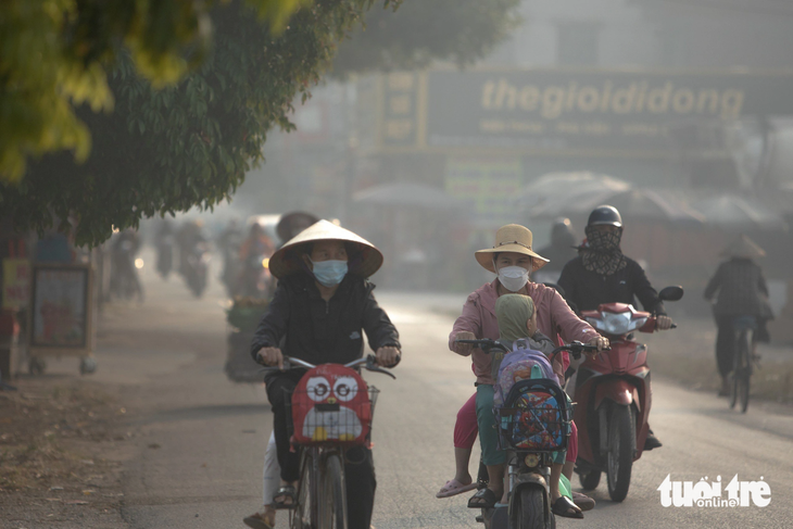 Nhiều người dân xã Đại Đồng (huyện Tiên Du, Bắc Ninh) đeo khẩu trang khi ra đường - Ảnh: DANH KHANG