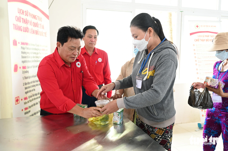 Ông Lưu Kim Oai - chủ tịch Hội Chữ thập đỏ tỉnh Kiên Giang - gửi suất ăn nghĩa tình đến người nuôi bệnh ở Bệnh viện tỉnh Kiên Giang