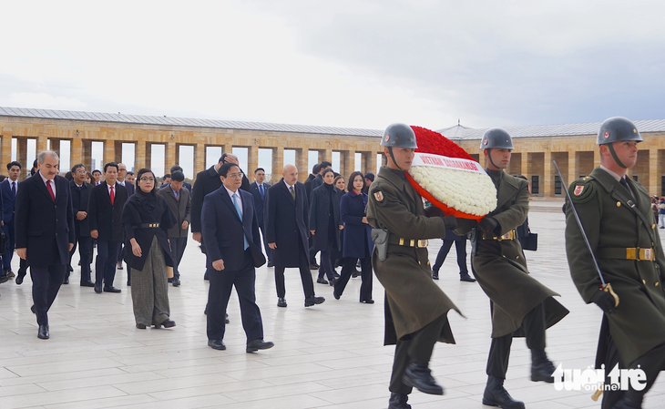 Thủ tướng và phu nhân vào lăng viếng Tổng thống Mustafa Kemal Ataturk - Ảnh: N.AN