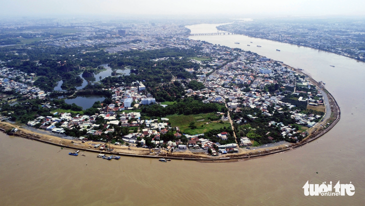 Đường ven sông Đồng Nai dài 5,2km, nằm hoàn toàn trên địa bàn phường Bửu Long, TP Biên Hòa (từ cầu Hóa An đến giáp ranh huyện Vĩnh Cửu) với tổng vốn đầu tư gần 1.300 tỉ đồng. Gần hai năm sau khởi công, dự án chưa hoàn thành được phân nửa - Ảnh: A LỘC