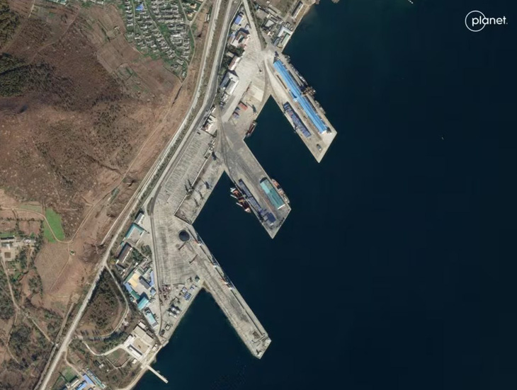 Hình ảnh vệ tinh cho thấy hoạt động tại cảng ở đặc khu kinh tế Rason vào tháng 10-2023 - Ảnh: REUTERS