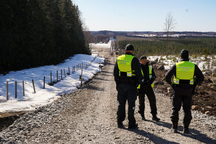 Lính biên phòng Phần Lan đứng gần hàng rào biên giới với Nga ở Pelkola, Phần Lan vào ngày 14-4-2023 - Ảnh: REUTERS