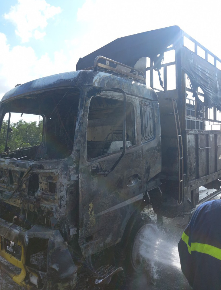 Phần đầu cabin chiếc xe tải cháy rụi trên cao tốc Vĩnh Hảo - Phan Thiết lúc chiều 29-11 - Ảnh: MAI THỨC