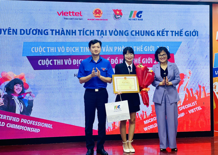 Trao thưởng cho thí sinh đoạt giải thưởng tại cuộc thi Vô địch tin học văn phòng thế giới - Viettel - Ảnh: HÀ THANH