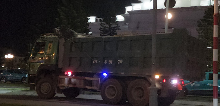 Những chiếc xe tải hổ vồ chở &quot;đất lậu&quot; từ phường Bãi Cháy, TP Hạ Long khi chưa được cấp phép - Ảnh: TIẾN THẮNG