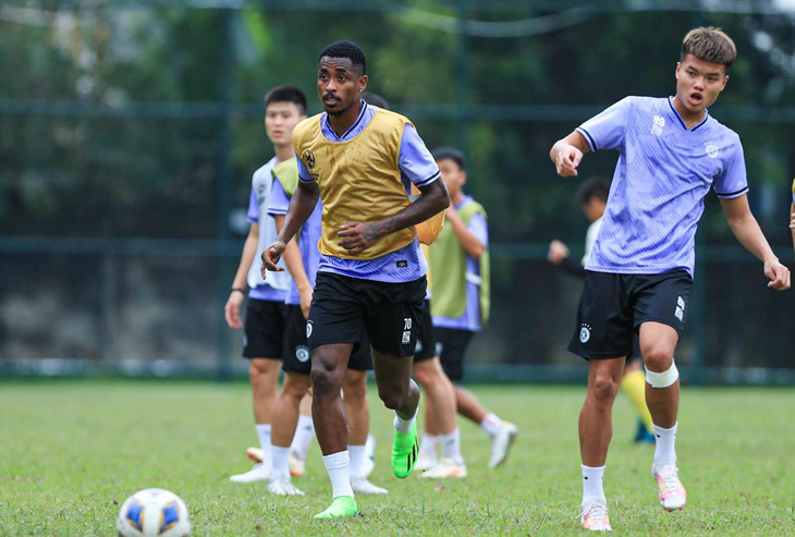 Denilson (giữa) vẫn chưa thể ra sân trận nào cho CLB Hà Nội - Ảnh: HNFC