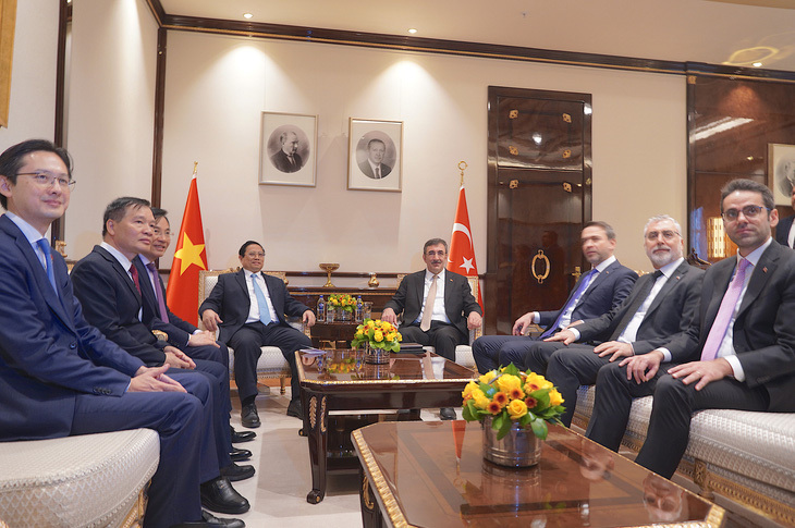 Cuộc gặp hẹp giữa Phó tổng thống Cevdez Yilmaz và Thủ tướng Phạm Minh Chính cùng các lãnh đạo cấp cao Việt Nam - Ảnh: NGỌC AN