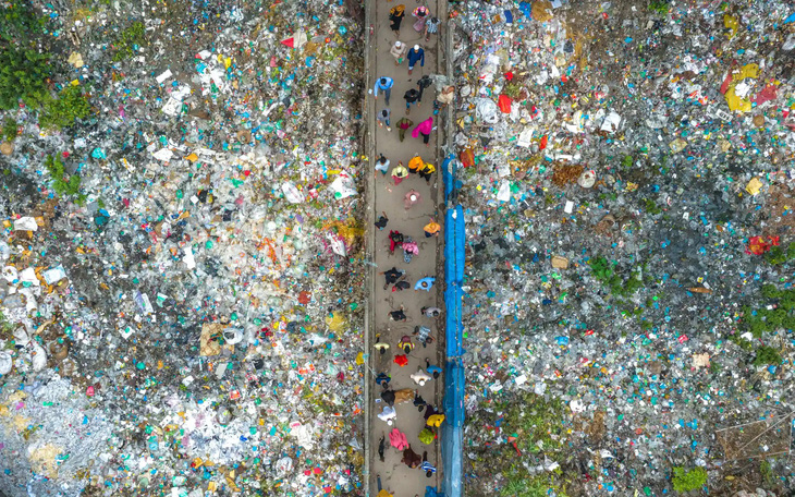 Bức ảnh chụp bằng drone cho thấy một cây cầu tại Dhaka, Bangladesh đã bị bủa vây “nghẹt thở” trong rác nhựa. Bangladesh là một trong những nước ô nhiễm rác nhựa nghiêm trọng nhất thế giới - Ảnh: Jahid Apu/EPOTY23
