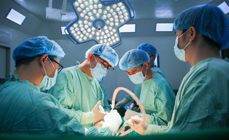 Các bác sĩ tại Bệnh viện Quốc tế Hoàn Mỹ Vinh đang thực hiện phẫu thuật - Ảnh: BVCC