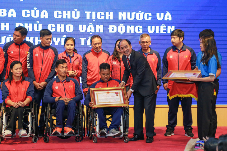 Thừa ủy quyền của Chủ tịch nước, Thứ trưởng Bộ Lao động - Thương binh và Xã hội Nguyễn Văn Hồi trao Huân chương Lao động hạng ba cho các huấn luyện viên, vận động viên xuất sắc - Ảnh: SƠN NGUYỄN
