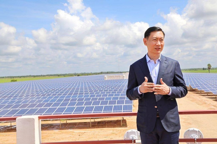 Bộ trưởng Bộ Mỏ và Năng lượng Campuchia Keo Rottanak tại một dự án điện mặt trời ở nước này - Ảnh: REUTERS