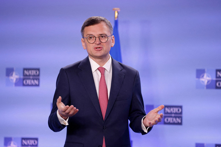 Ngoại trưởng Ukraine Kuleba phát biểu họp báo tại Hội nghị ngoại trưởng các nước thành viên NATO hôm 29-11 - Ảnh: REUTERS