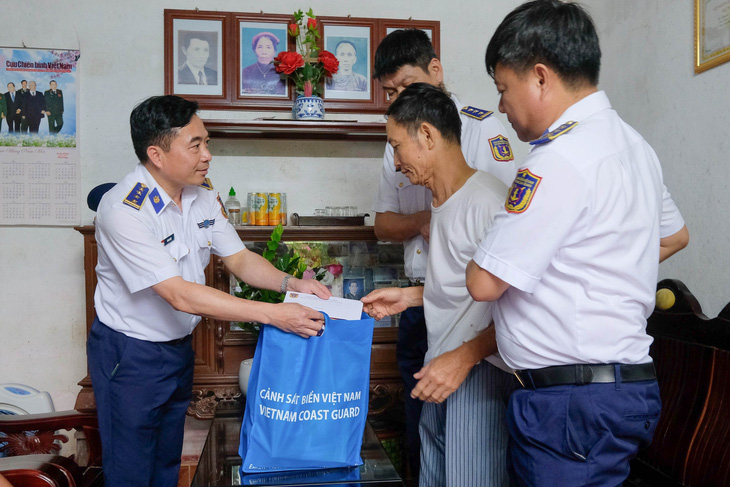 Đại diện Cảnh sát biển Việt Nam tặng quà người có công với cách mạng - Ảnh: HÀ QUÂN