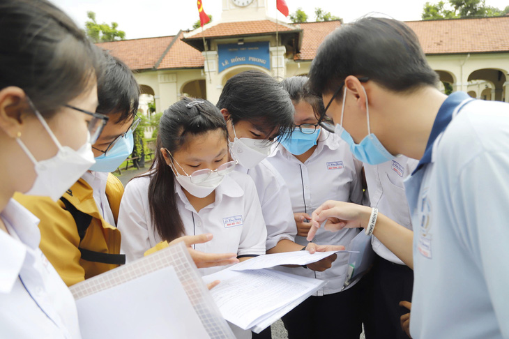 Thí sinh trao đổi sau giờ thi môn ngoại ngữ tại điểm thi Trường THPT chuyên Lê Hồng Phong, quận 5, TP.HCM - Ảnh: NHƯ HÙNG