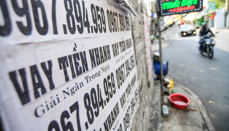 Quảng cáo cho vay tiêu dùng dán đầy trên đường tại quận Phú Nhuận, TP.HCM - Ảnh: QUANG ĐỊNH