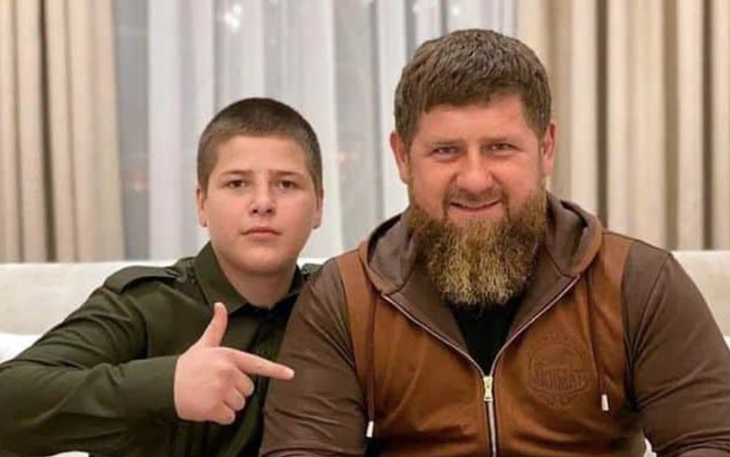 Lãnh đạo Chechnya Ramzan Kadyrov (phải) và con trai Adam Kadyrov - Ảnh: THE TELEGRAPH