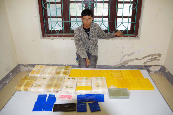 Lường Văn Vui với tang vật thu giữ được tại cơ quan điều tra - Ảnh: Bộ đội biên phòng tỉnh Điện Biên