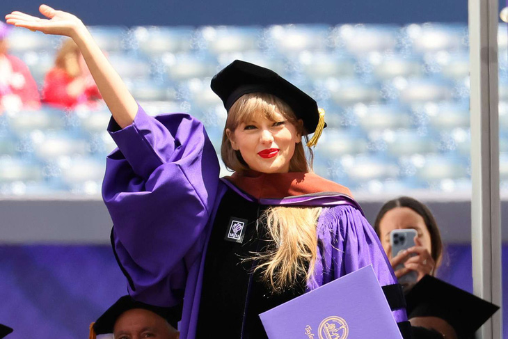 Taylor Swift xinh đẹp, rạng ngời trong ngày nhận bằng tiến sĩ - Ảnh: Entertainment Weekly