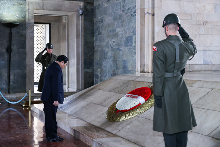 Thủ tướng đặt vòng hoa viếng cố Tổng thống Mustafa Kemal Ataturk - Ảnh: N.BẮC