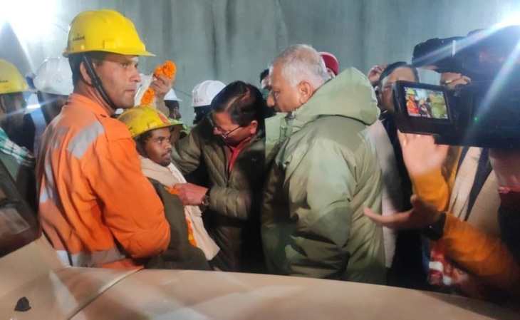 Thủ hiến bang Uttarakhand, Pushkar Singh Dhami chào đón các công nhân thoát nạn - Ảnh: NDTV
