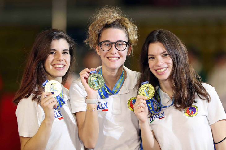 3/4 thành viên Ý ăn mừng giành HCV đồng đội kiếm nữ - Ảnh: N.K.