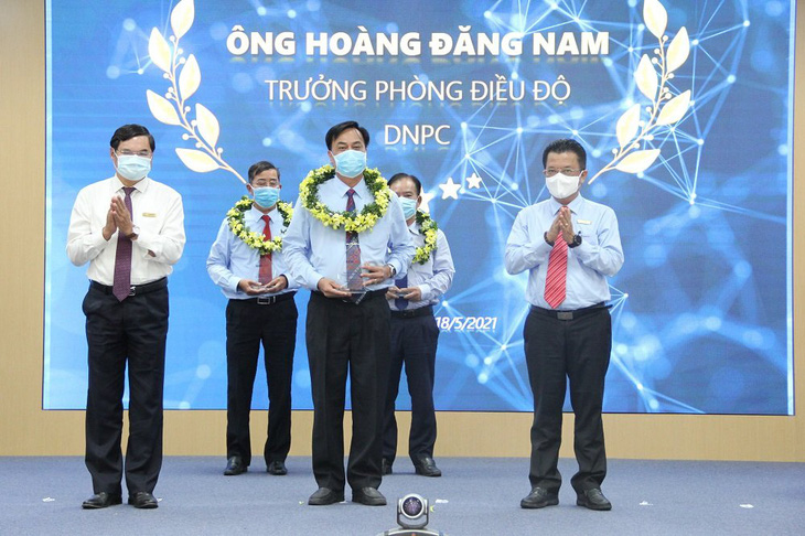 Lãnh đạo EVNCPC vinh danh anh Hoàng Đăng Nam - cá nhân xuất sắc trong hoạt động sáng kiến, nghiên cứu khoa học giai đoạn 2016 – 2020