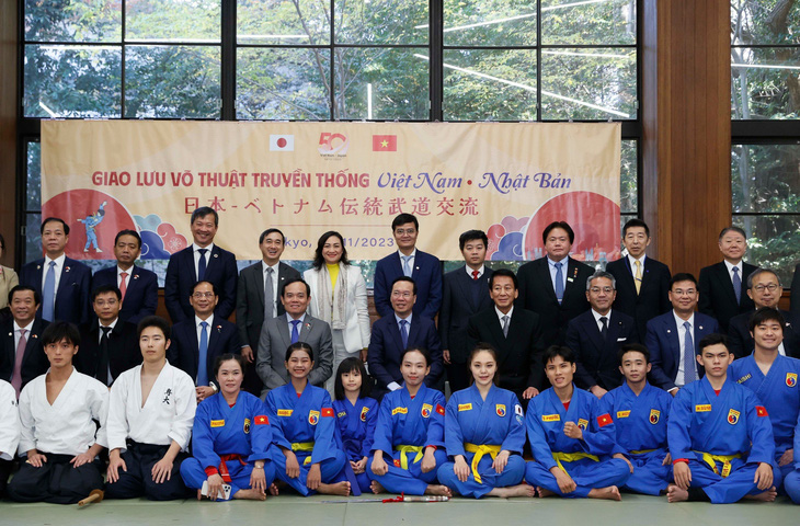 Chủ tịch nước Võ Văn Thưởng và đại biểu với võ sĩ hai nước tham dự chương trình giao lưu võ thuật - Ảnh: TTXVN