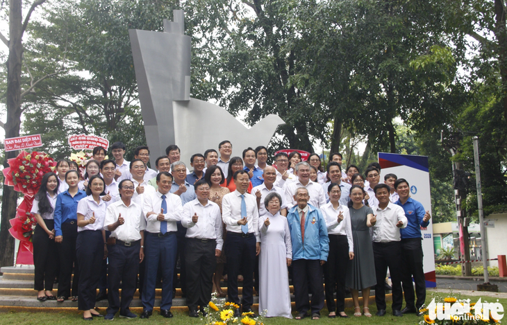 Các đại biểu chụp hình lưu niệm tại Không gian truyền thống phong trào học sinh, sinh viên Sài Gòn - Gia Định - TP.HCM tại Trường đại học Bách khoa (Đại học Quốc gia TP.HCM) - Ảnh: CÔNG TRIỆU