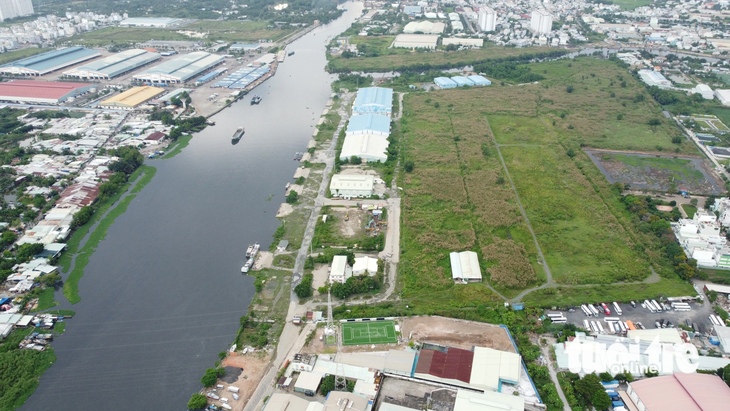 Theo quy hoạch, cảng Phú Định là cảng sông có quy mô lớn nhất nước với diện tích 60ha để trung chuyển hàng hóa từ TP.HCM về miền Tây Nam Bộ và kết nối với cảng biển - Ảnh: NGỌC KHẢI