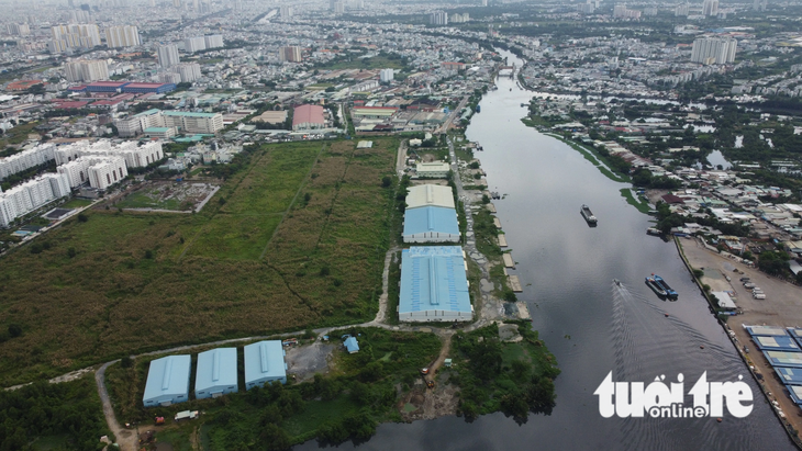 Được Thủ tướng phê duyệt cho thuê đất từ năm 2001, thời hạn 50 năm. Dự án đầu tư cảng Phú Định trải qua 3 giai đoạn đầu tư. Cuối năm 2011 cảng Phú Định mới khánh thành đầu tư giai đoạn 1 với tổng vốn khoảng 400 tỉ đồng - Ảnh: NGỌC KHẢI