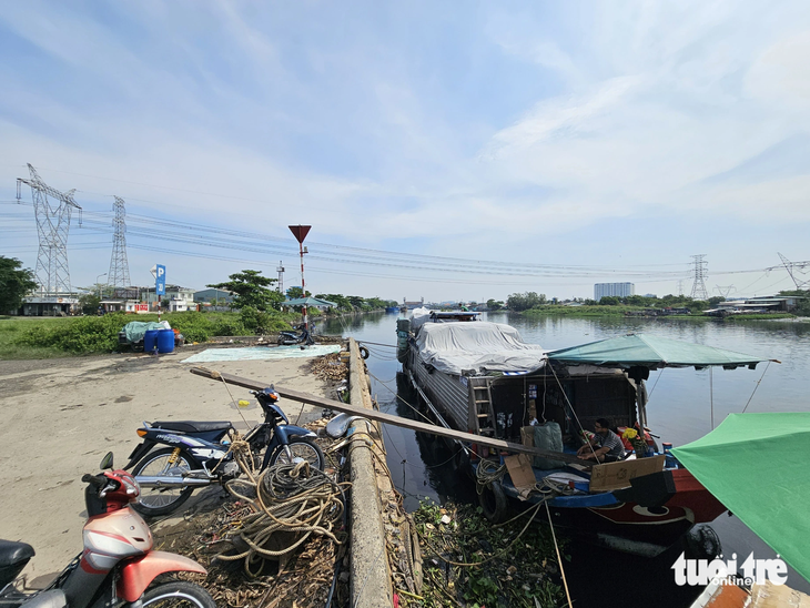 Thông thường các ghe, thuyền nhỏ cập cảng Phú Định từ vài ngày đến 15 ngày. Chủ yếu họ sử dụng dịch vụ neo đậu, nước uống, nước sinh hoạt, tiếp dầu - Ảnh: ÁI NHÂN
