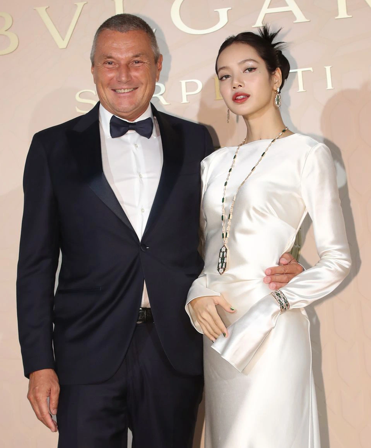 Lisa cùng CEO của Bvlgari trong một sự kiện ở Seoul.  Ảnh: News1