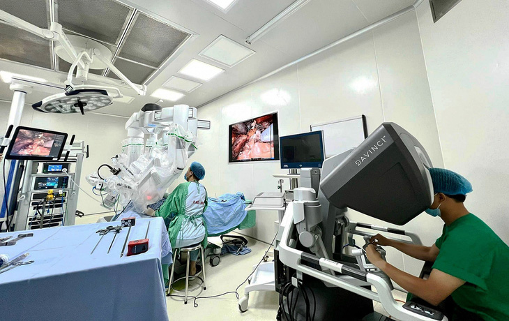 Y bác sĩ Bệnh viện K thực hiện phẫu thuật bằng robot - Ảnh: BVCC