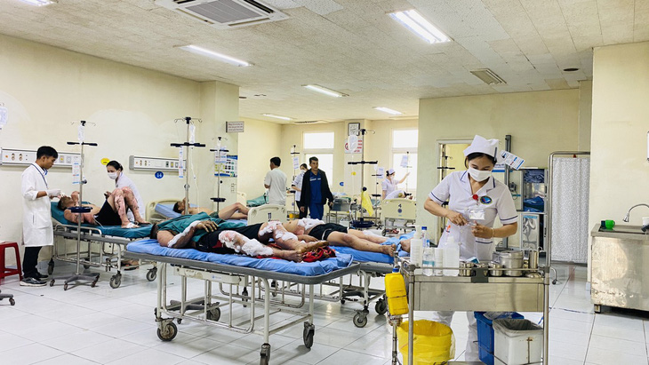 9 công nhân bị bỏng đều được chuyển đến Bệnh viện Đa khoa trung ương Quảng Nam cấp cứu. Hiện tất cả được đưa ra Bệnh viện Đà Nẵng điều trị, 3 người đang nguy kịch - Ảnh: MẠNH TRƯỜNG